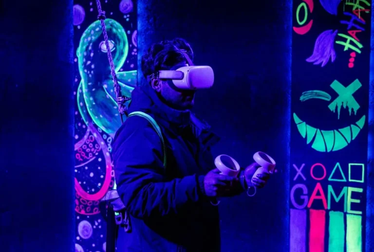 وی‌ آر کلاب ( VR Club)